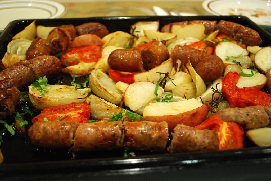 Pommes de terre et saucisses au four